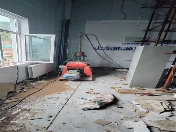 黄流镇地基基础下沉墙体裂缝加固注浆顶升施工